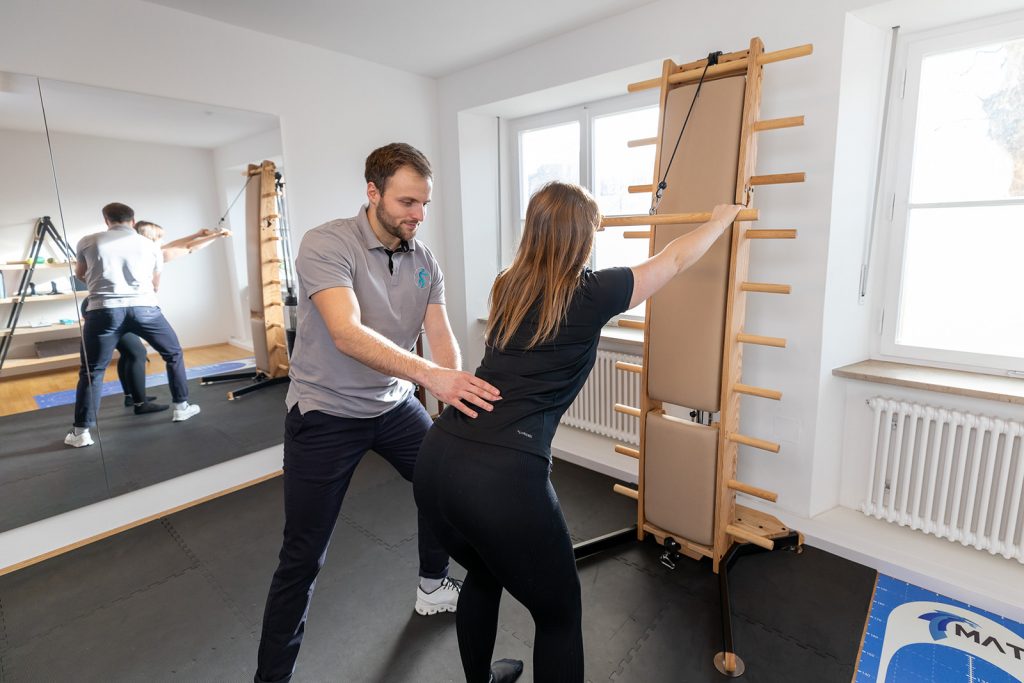Physiotherapie in Kolbermoor Rückenschmerzen Übung Kabelzug
