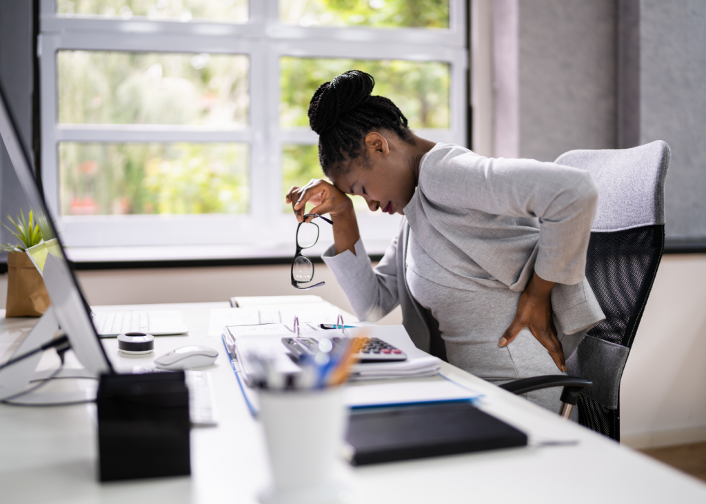 Rückenschmerzen beim Arbeiten im Büro