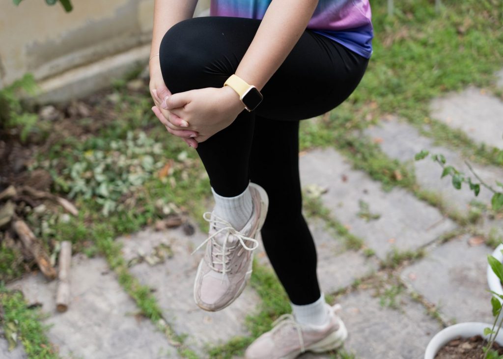 Knieschmerzen nach Operation – Physiotherapie zur Wiederherstellung von Stabilität und Belastbarkeit