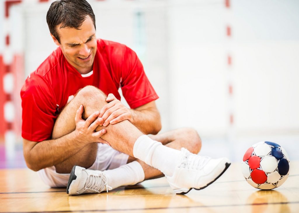 Knieschmerzen nach Sportverletzung – Physiotherapie zur Behandlung von Überlastung im Sport