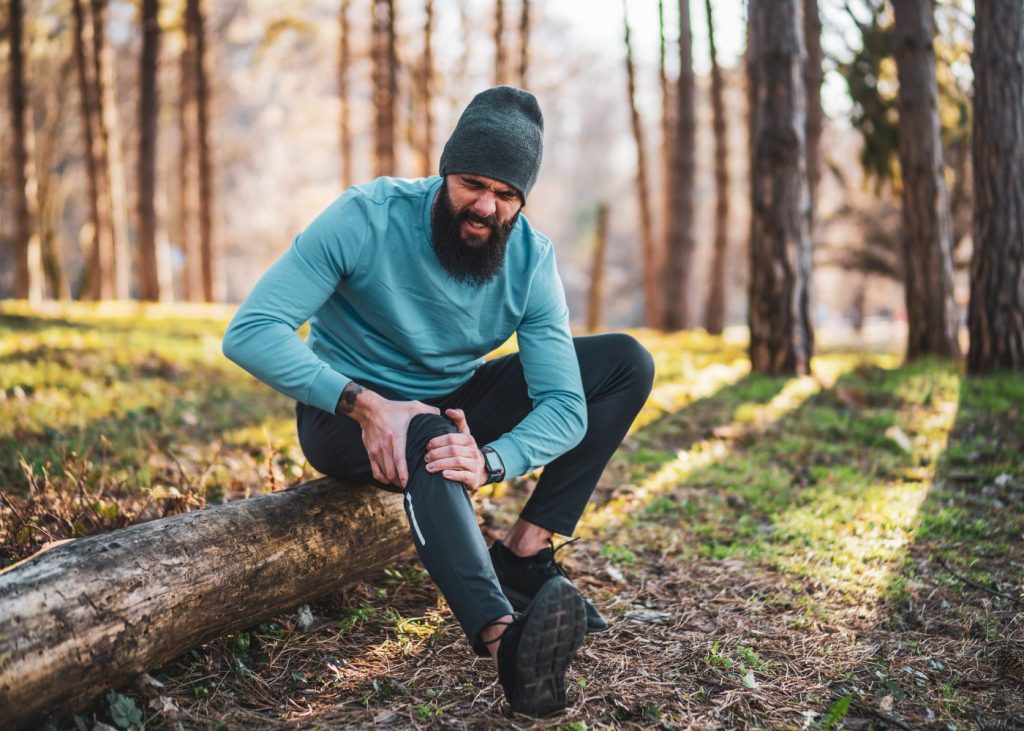 Kniebeschwerden beim Laufen durch Überlastung – Physiotherapie bei Sportverletzungen