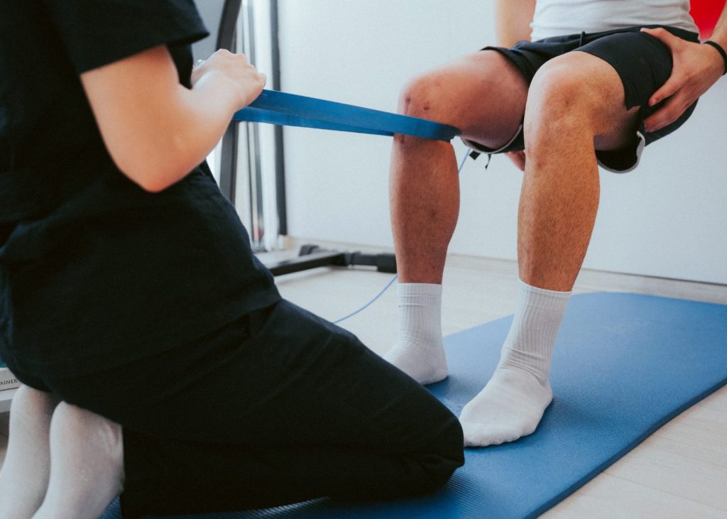 Übungen für den Alltag in der physiotherapeutischen Nachbehandlung nach Operation