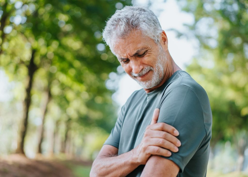 Nacken und Schulterbeschwerden beim Spazieren